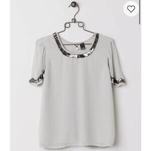 Buckle BKE Boutique Embellished Top Woman’s Size S Light Grey Style BTQW1510A